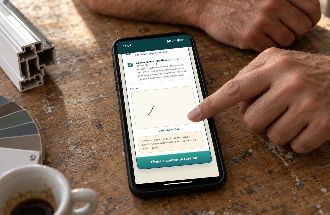Il cliente firma con il dito sullo schermo e la commessa parte
